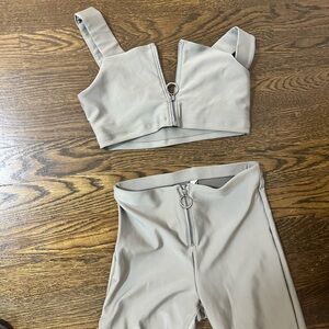 ALO grey 2 piece workout set! Barely worn! Size Medium on top and bottom!